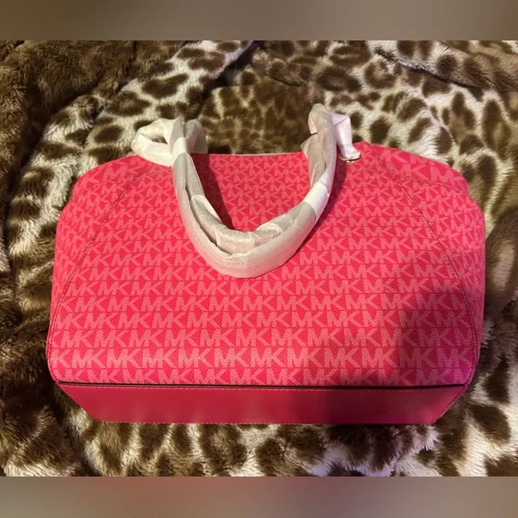 New with tags Pink Micheal Kors Shoulder Tote jet set travel - Picture 3 of 7